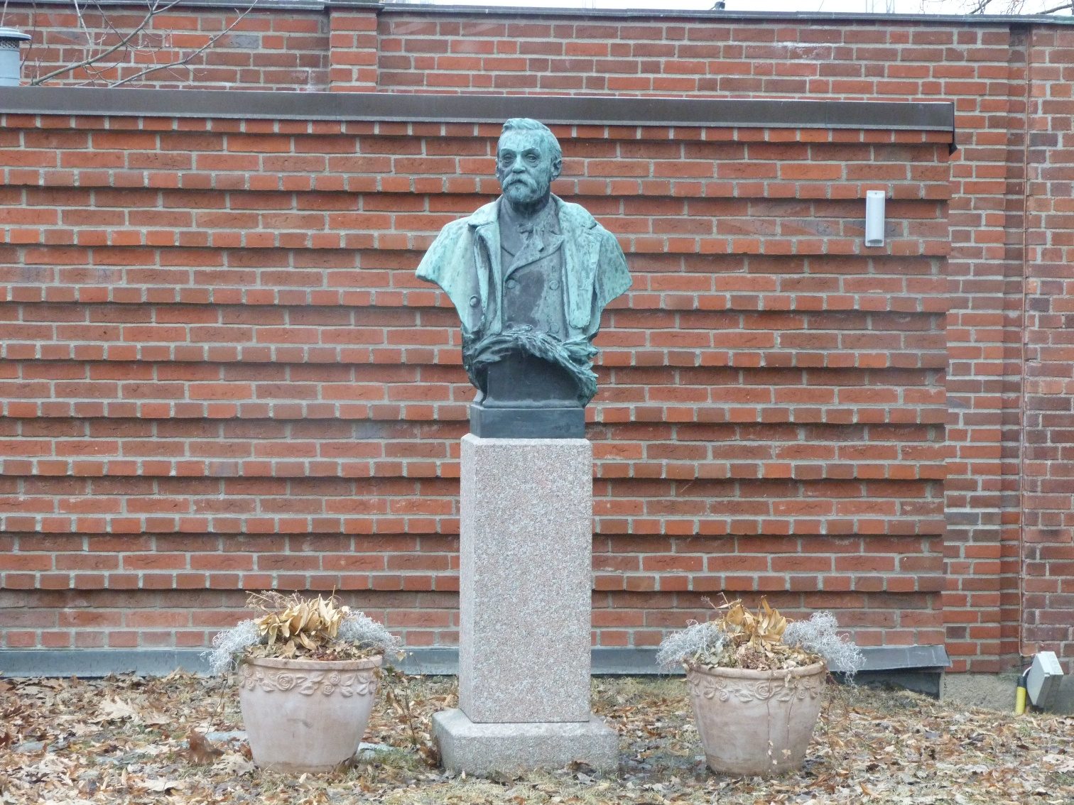 Alfred Nobel's monument, Karolinska Institutet Solna Campus, Stockholm - 01.JPG